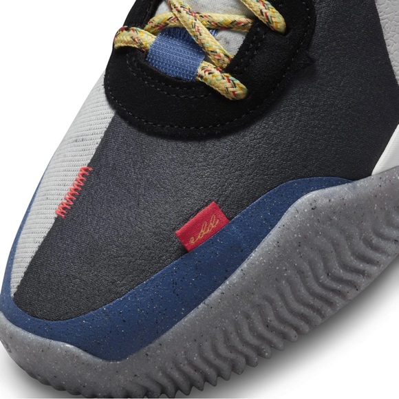 Nike Air Deldon Basketball Shoes - Picture 3 of 16